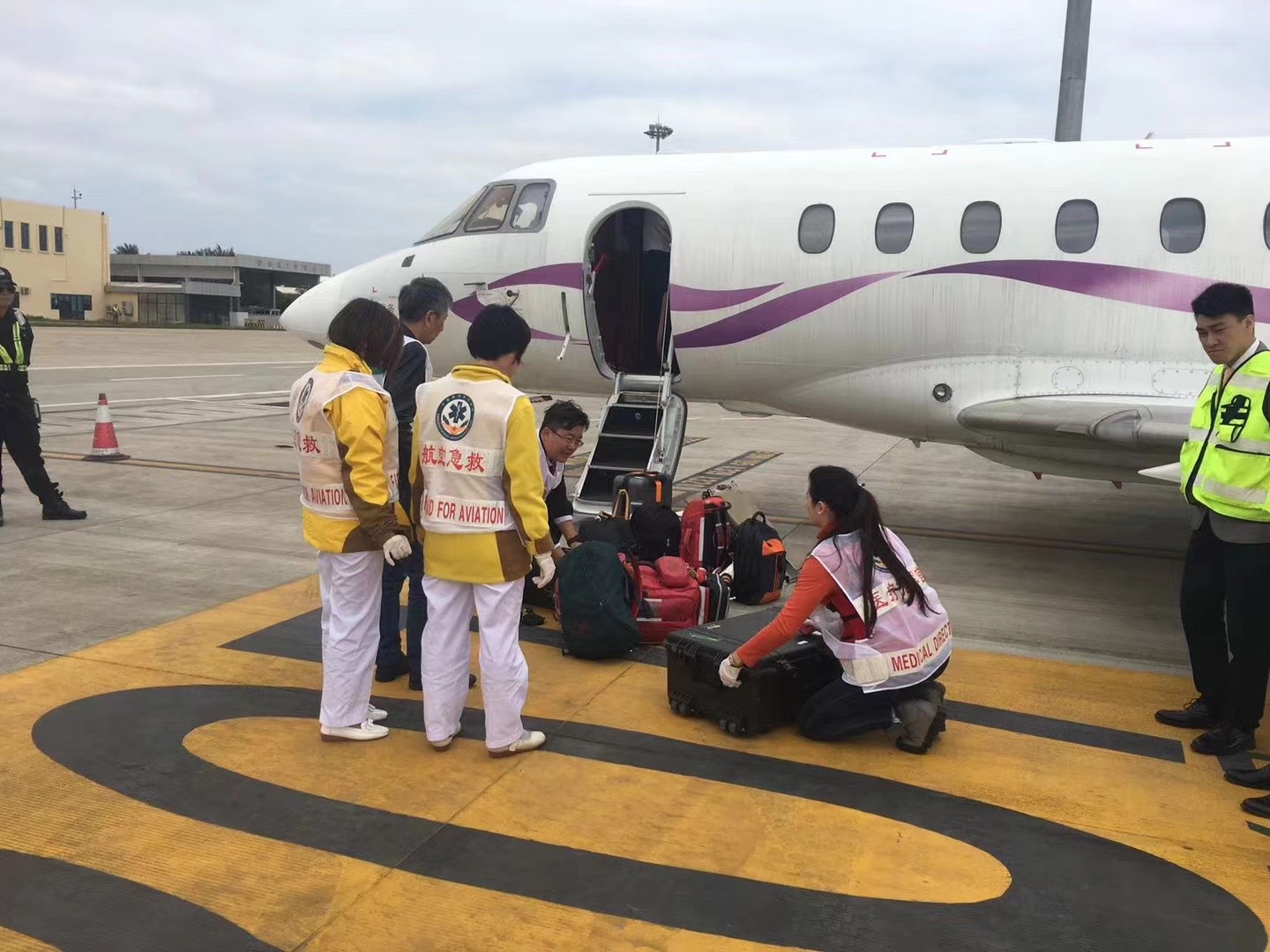 五峰香港出入境救护车出租